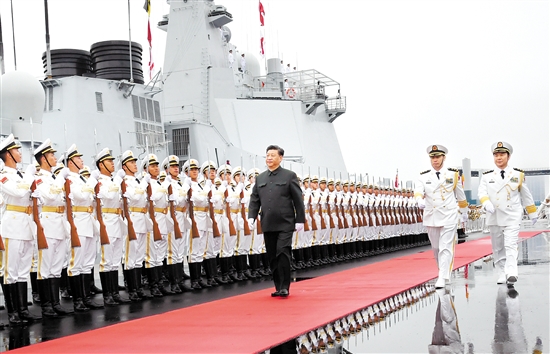 4月23日，在中國(guó)人民解放軍海軍70華誕之際，中共中央總書記、國(guó)家主席、中央軍委主席習(xí)近平出席在青島舉行的慶祝人民海軍成立70周年海上閱兵活動(dòng)。圖為習(xí)近平檢閱海軍儀仗隊(duì)。新華社