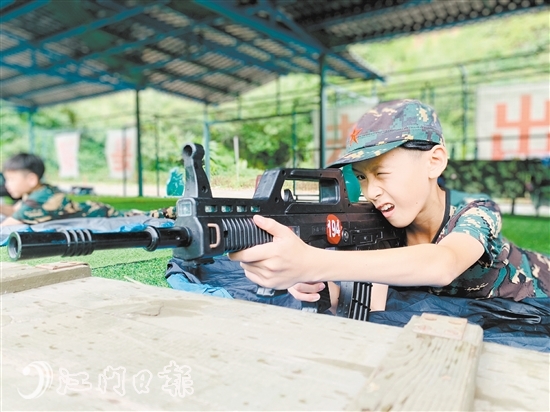 小營員們進行臥姿射擊訓練。