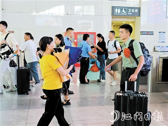 家屬為剛出站的退役軍人獻(xiàn)上花束。