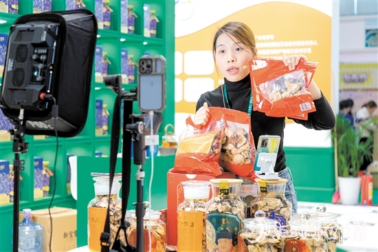 新寶堂的電商主播在直播帶貨。