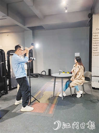 短視頻以其短小精悍、易于分享的特點，正成為快速吸引流量的“利器”。圖為商家在拍攝短視頻。