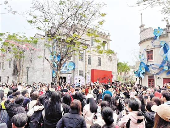 “三八”婦女節(jié)當(dāng)天，赤坎華僑古鎮(zhèn)吸引眾多游客。赤坎華僑古鎮(zhèn)供圖。