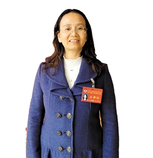 開(kāi)平市政協(xié)委員、沙岡初級(jí)中學(xué)副校長(zhǎng)關(guān)艷梨