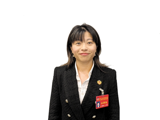 開(kāi)平市政協(xié)委員、澳門(mén)開(kāi)平青年會(huì)副會(huì)長(zhǎng)伍雅芬