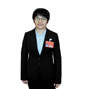 開(kāi)平市人大代表，馬岡鎮(zhèn)聯(lián)岡村黨總支書(shū)記、村委會(huì)主任梁泳怡