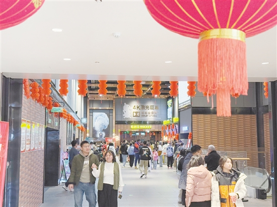 春節(jié)期間，影院人氣滿滿。