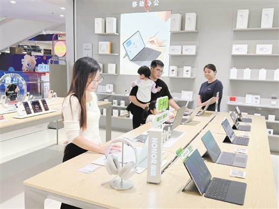 不少市民到門店看新款手機(jī)。