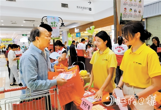 工作人員耐心解答市民疑問，大力宣傳普及消費(fèi)者權(quán)益保護(hù)等有關(guān)知識(shí)。