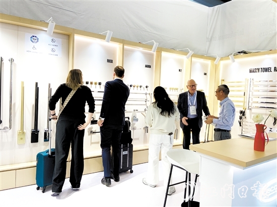 展覽會(huì)上，水口衛(wèi)浴企業(yè)以區(qū)域品牌集體亮相，贏得全球客商的廣泛關(guān)注。