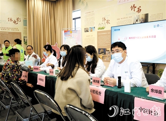 專家團(tuán)隊耐心解答居民的健康疑問。