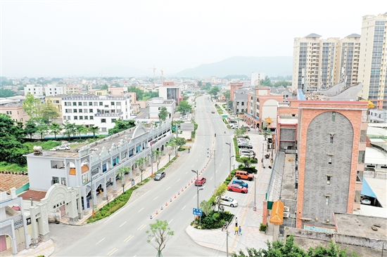 赤坎鎮(zhèn)中心商鋪外立面改造后，面貌煥然一新。