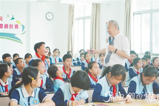 白武明在課堂上與學(xué)生互動。