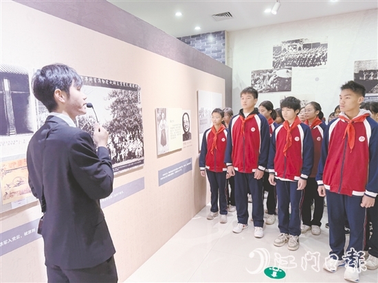 東河中學(xué)學(xué)生走進(jìn)周文雍陳鐵軍烈士紀(jì)念館，聆聽烈士們的革命事跡。