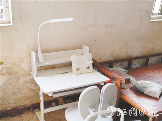 “一米書桌”公益項目為每戶困難家庭配備價值600元的標準學(xué)習(xí)裝備，切實改善困難家庭學(xué)子的學(xué)習(xí)環(huán)境。