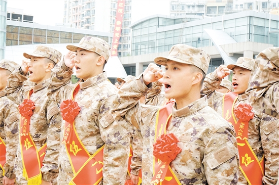 入伍新兵在鄉(xiāng)親們的見證下莊嚴(yán)宣誓。