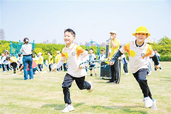 學(xué)生在長(zhǎng)廊生態(tài)園開(kāi)展研學(xué)活動(dòng)。