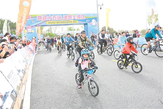 騎行路上，“萌娃”也出動。周華東