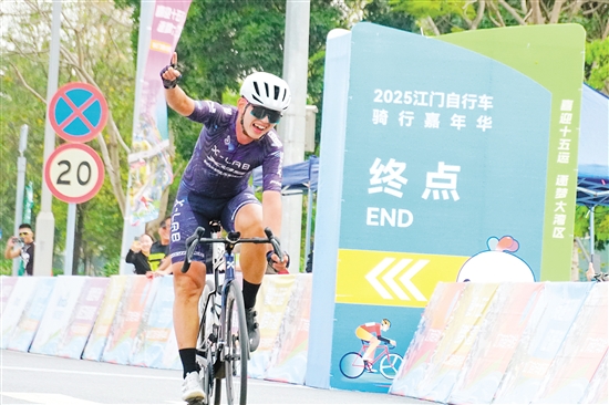 男子精英組第一名沖線。郭永樂