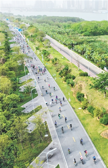 綠樹掩映、西江碧波……騎行嘉年華展現(xiàn)出江門詩意棲居、活力澎湃的另一面。郭永樂