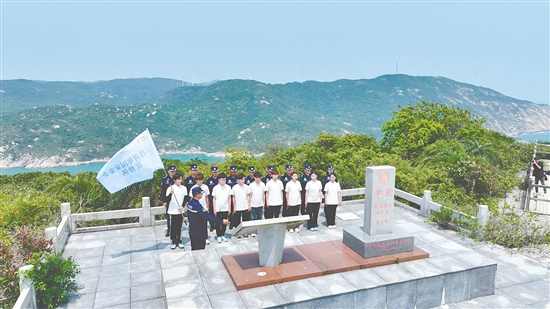 江門市青年學(xué)生國(guó)家安全志愿者宣傳隊(duì)成員在江門圍夾島領(lǐng)?；c(diǎn)為領(lǐng)海界碑描紅。