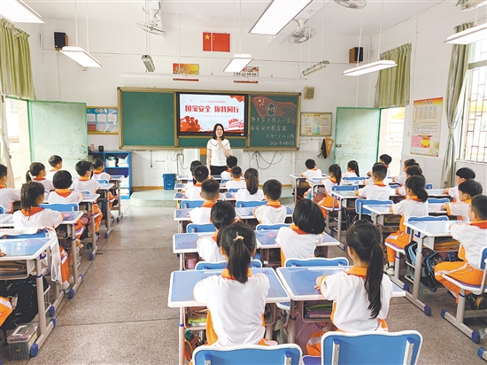 鶴山開展國(guó)家安全進(jìn)校園專題授課。