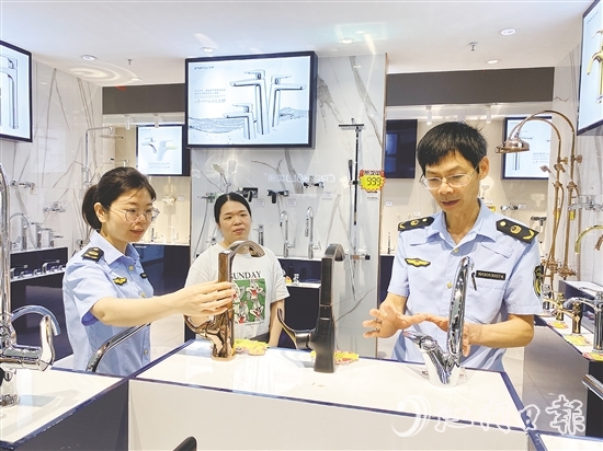 開(kāi)平市市場(chǎng)監(jiān)管局工作人員深入企業(yè)，宣講知識(shí)產(chǎn)權(quán)保護(hù)政策法規(guī)。