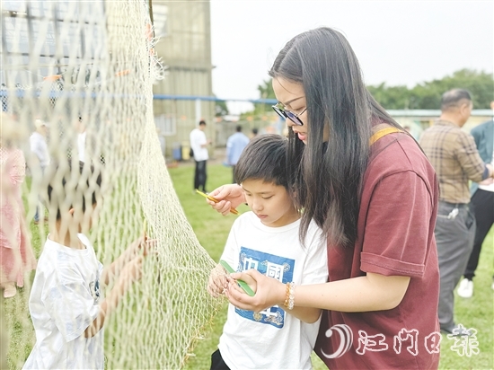 現(xiàn)場(chǎng)，不少小朋友參與其中，現(xiàn)場(chǎng)充滿歡聲笑語(yǔ)。