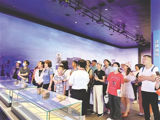 游客可以在中國(guó)僑都華僑華人博物館感受江門籍華僑華人的奮斗歷程。