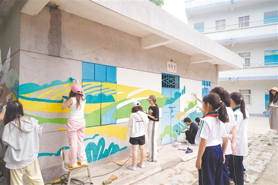 央美學(xué)生為1995年建立的體育室穿上“新衣裳”。