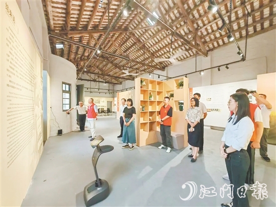 智能機(jī)器人為大家講解陳榮捷事跡。