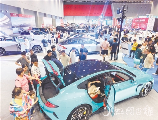 昨日早上，江門五一國際車展現(xiàn)場人氣旺。郭永樂