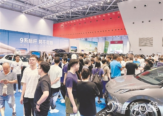 2025江門五一國(guó)際車展現(xiàn)場(chǎng)人潮涌動(dòng)。
