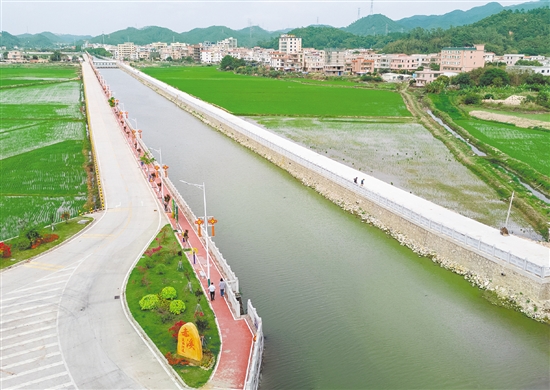 赤溪鎮(zhèn)的美麗河道白宵河，連續(xù)貫通3公里，河岸建有1.4公里的慢行步道。