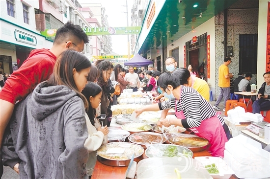 月山“三點(diǎn)三”小吃街內(nèi)人流如織，熱鬧非凡。