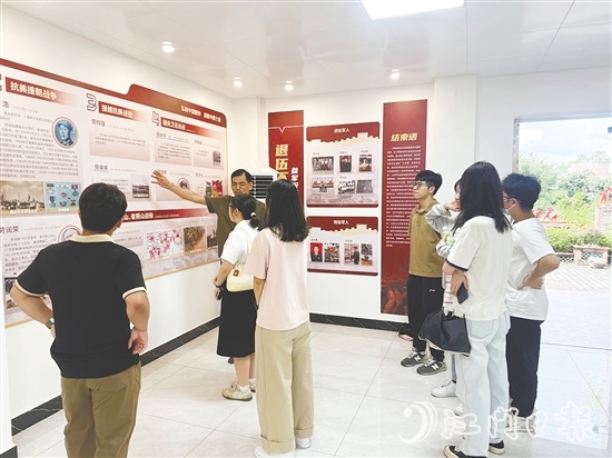 青年了解當年知青到下麗村與村民同吃同住同勞動的歲月。 青年了解當年知青到下麗村與村民同吃同住同勞動的歲月。