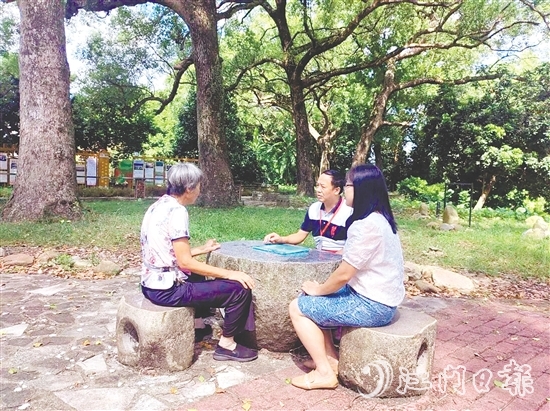 人大代表認(rèn)真聽取群眾建議。