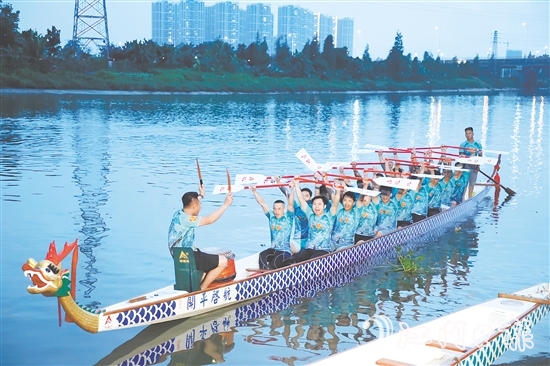 開平河道上吶喊聲此起彼伏，各村龍舟隊(duì)正緊鑼密鼓備戰(zhàn)訓(xùn)練。