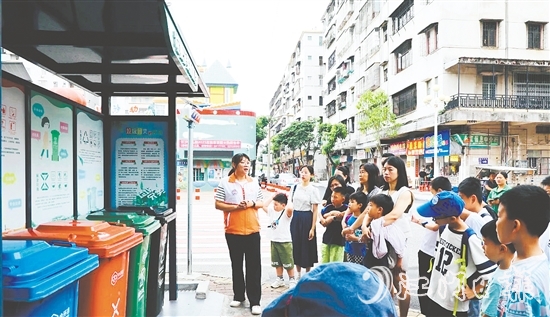 親子家庭深入了解開(kāi)平生活垃圾處理從單一填埋到分類處理的發(fā)展歷程。