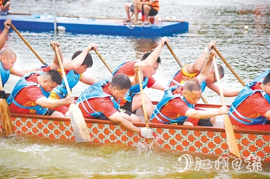 恩平市橫陂鎮(zhèn)藍田水閘河道上演龍舟精彩對決。周曉營攝