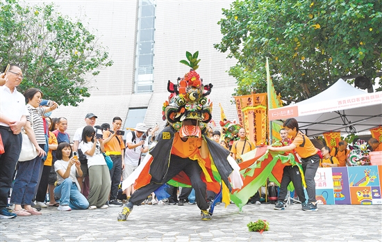 演員在香港舉行的“非遺嘉年華”上表演西貢坑口客家舞麒麟。新華社發(fā)