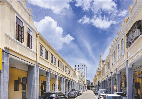 改造后的中山路保持老建筑的原有風貌，同時融入現(xiàn)代設(shè)計元素，使整個街區(qū)既保留歷史韻味又符合現(xiàn)代審美。