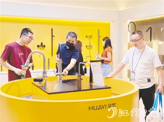 此次上海廚衛(wèi)展現(xiàn)場(chǎng)，開平衛(wèi)浴企業(yè)帶來多款引發(fā)業(yè)界關(guān)注的代表性新品。