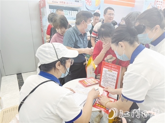 不少長者前來參加活動和辦理長者優(yōu)惠卡。