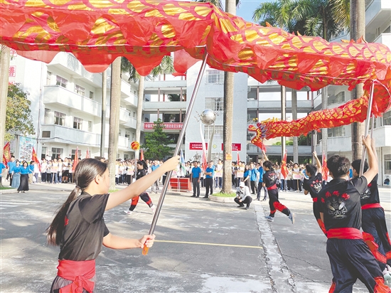 恩平僑中學(xué)弟學(xué)妹舞獅舞龍為高三學(xué)生送考。