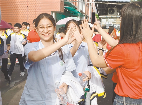 培英高中送考現(xiàn)場，學(xué)生自信從容，笑容燦爛。