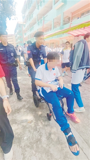 棠下中學(xué)考點(diǎn)一名考生行動(dòng)不便，民警立即響應(yīng)一路護(hù)送考生，成為考生的可靠“拐杖”。