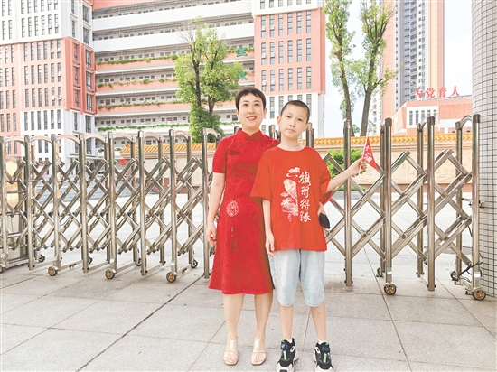 關(guān)女士穿著紅色旗袍為大兒子加油，寓意“開門紅”。