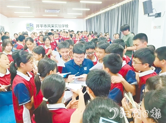 講座后，學(xué)生們紛紛找徐吉磊簽名留念。