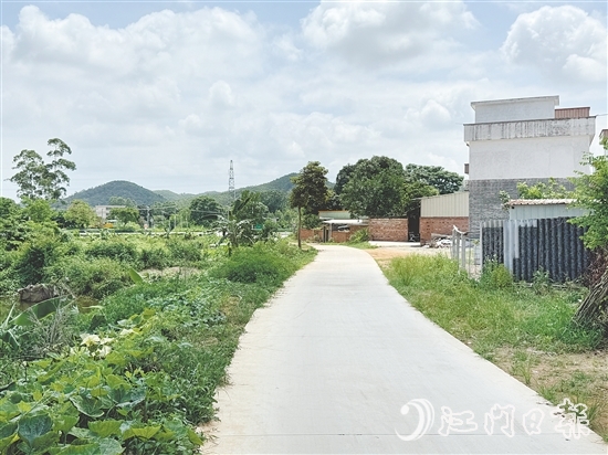 曾經(jīng)泥濘的道路經(jīng)過改造后，面貌煥然一新，村民出行、農(nóng)產(chǎn)品運輸更方便了。