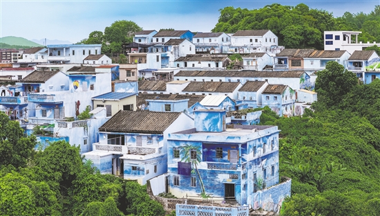 鯤鵬村海洋路沿線99間民房外立面披上“藍(lán)裝”。